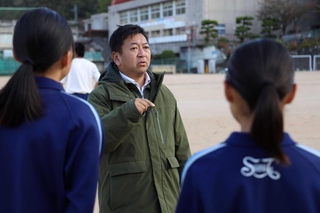 朝練の後でミーティングをする外部指導員の高田耕治さん＝加古川市志方町宮山