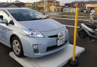 アクセルを踏み込んで段差を乗り越えてポールに当たらないように止まる運転講習＝スマートドライバースクール姫路加古川