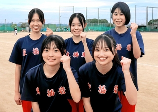 ６年連続の近畿大会出場を決めた女子・東播磨の選手たち＝稲美町中一色