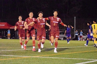 ゴールが決まり喜ぶチェント・クオーレ・ハリマの選手たち。４月の開幕戦を２－０で勝利した＝日岡山公園グラウンド