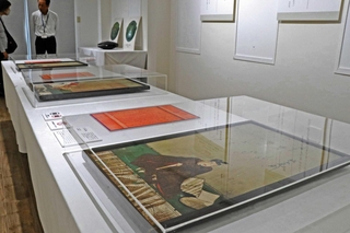 高砂市指定文化財の「三十六歌仙扁額」のうち３点など、宮本武蔵・伊織ゆかりの品々を並べる展覧会＝高砂市阿弥陀町地徳