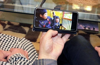 スマートフォンに保存された生前の２人の動画を見るのが父の日課になっている＝兵庫県内