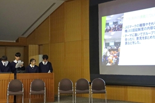 発表する県立農業高校の生徒＝加古川総合文化センター