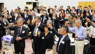 幅広い世代が集まった加古川東高校の同窓会＝東京都千代田区