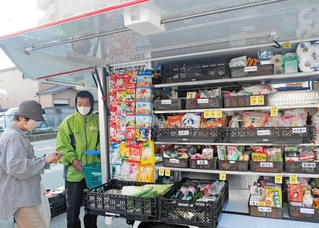 店舗と同じように生鮮食品や菓子など多様な商品が買える＝高砂市高砂町農人町