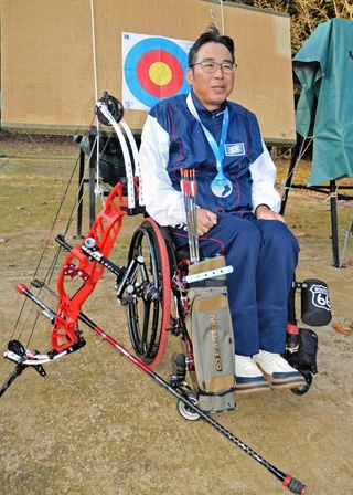 「アーチェリーに出合い、生き方が変わった」と話す萩原秀直さん＝加東市下滝野、播磨中央公園