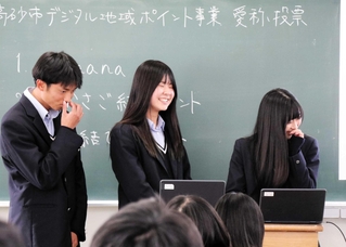 高砂市のデジタル地域ポイント事業の愛称候補の良さをアピールする高砂南高校の生徒＝高砂市西畑２