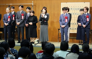 「将棋の日」オープニングセレモニーであいさつする日本将棋連盟の清水市代会長（中央）ら＝ＳＨＯＷＡグループ市民会館