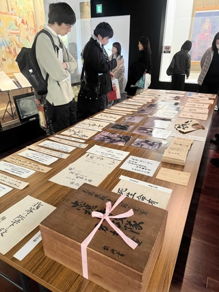 特攻兵らの遺品や写真などが並ぶ会場＝鶴林寺