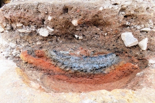 発掘調査で確認された製錬炉の地層断面（江戸時代）