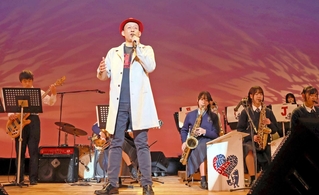 高砂高ジャズバンド部と共演するそえんじさん（中央）＝高砂市高砂町朝日町１