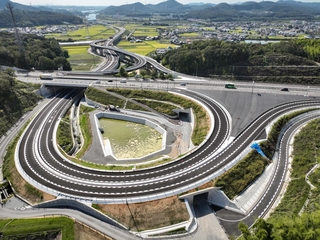 このほど完成した「東播磨道」小野ランプ。写真左右に貫く車道は国道１７５号＝小野市池尻町