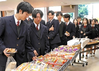 マックスバリュ友沢店による特設売り場に列を作る生徒＝加古川市加古川町友沢