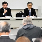 市民病院の経営形態（案）に関して、市民からの質問に答える都倉達殊市長（左）＝高砂市阿弥陀町生石