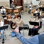 練習に励む参加者たち。当日は計９曲を披露する＝加古川市平岡町新在家