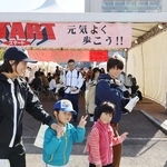 青天に恵まれ、笑顔でスタートする参加者＝加古川市役所前