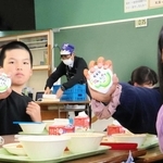 「いなみ野メロンゼリー」を喜ぶ児童＝稲美町国岡