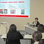 ミモザ企業認定までの取り組みについて紹介した滝川工業の（奥左から）白髭未歩さんと冨島茂さん＝加古川市加古川町篠原町