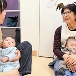 双子や三つ子を育てた経験のあるピアサポーター（右）。ハロウィーンイベントでも手助けに訪れた＝加古川市加古川町篠原町