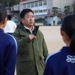 朝練の後でミーティングをする外部指導員の高田耕治さん＝加古川市志方町宮山