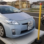 アクセルを踏み込んで段差を乗り越えてポールに当たらないように止まる運転講習＝スマートドライバースクール姫路加古川