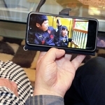 スマートフォンに保存された生前の２人の動画を見るのが父の日課になっている＝兵庫県内