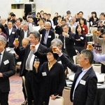 幅広い世代が集まった加古川東高校の同窓会＝東京都千代田区