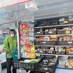 店舗と同じように生鮮食品や菓子など多様な商品が買える＝高砂市高砂町農人町