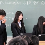 高砂市のデジタル地域ポイント事業の愛称候補の良さをアピールする高砂南高校の生徒＝高砂市西畑２