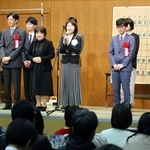 「将棋の日」オープニングセレモニーであいさつする日本将棋連盟の清水市代会長（中央）ら＝ＳＨＯＷＡグループ市民会館