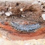 発掘調査で確認された製錬炉の地層断面（江戸時代）