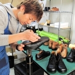 大切に履き続ける靴文化を　職人の滝本さんが解体修理前提の製品開発、応援購入の受け付けも