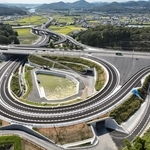 このほど完成した「東播磨道」小野ランプ。写真左右に貫く車道は国道１７５号＝小野市池尻町