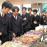 マックスバリュ友沢店による特設売り場に列を作る生徒＝加古川市加古川町友沢