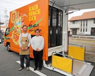 「ＫＩＲＩｎｉＩＣＣＯＣＡＲ（きりにいこっカー）」の２号車の稼働を前に意欲を見せる安大陽平さん（左）と阿武大珠さん＝加古川市加古川町北在家