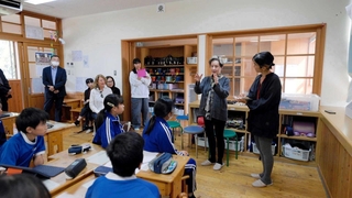 映画の一場面（（Ｃ）２０２４　アリス映像プロジェクト／Ａｍａ　Ｎｏ　Ｋａｚｅ）