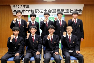 全国中学校駅伝大会の壮行会で稲美町役場を訪れた稲美北男子の選手たち＝稲美町国岡１