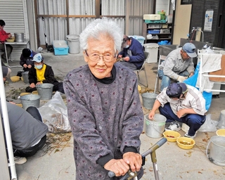 障害者の就労支援などの貢献が認められ「ヤマト福祉財団小倉昌男賞」を受けた久保田静子さん＝加古川市尾上町養田