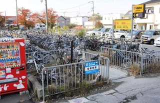 現在は駐輪場や公園となっているＪＲ宝殿駅南の元公会堂敷地＝加古川市米田町平津