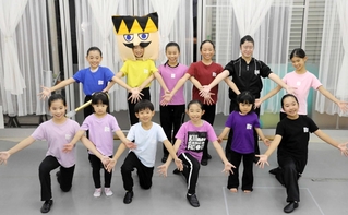 ミュージカル「くるみ割り人形」に出演する子どもたち＝加古川市加古川町木村