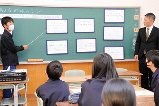 「知識構成型ジグソー法」を用いた公開授業＝高砂小学校