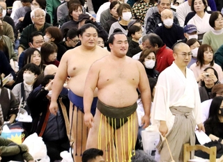 歓声を浴びて土俵に上がる大辻（中央）＝ＳＨＯＷＡグループ総合体育館