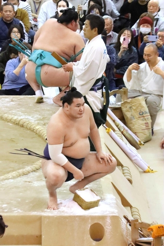 取り組み前に気持ちを高める横綱豊昇龍＝ＳＨＯＷＡグループ総合体育館