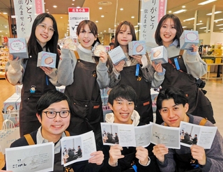 ニシカワパンとコラボして「女子大生がパケ買いする」ラスクを企画した近大生ら＝イトーヨーカドー津久野店