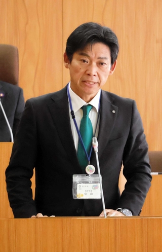 進退について問われた一般質問で、稲美町長選への出馬を表明する中山哲郎氏＝稲美町役場