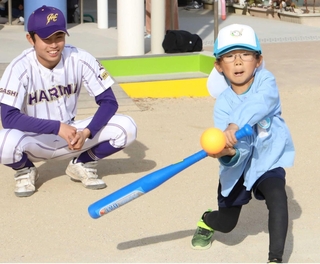 東播磨高校野球部の生徒が園児にバッティングなどを教えた＝天満幼稚園