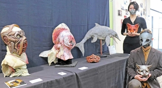 自作のマスクを着用する「大衆ＳＨＯＣＫ堂」の喜多聰さん（手前）と妻の紗代さん＝高砂市米田町米田