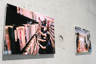 日常に溶け込んだマスクをイメージした写真も並ぶ＝高砂市米田町米田