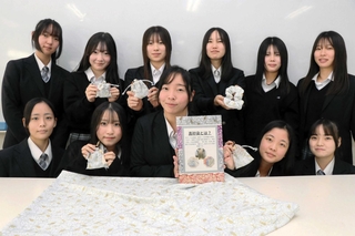 課題研究の授業で高砂染のシュシュや巾着付きキーホルダーを作って販売した松陽高校生活文化科の生徒＝高砂市曽根町