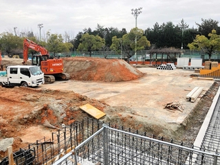 深さ約２０センチからアスファルトが現れたアーバンスポーツ施設の工事現場＝稲美中央公園